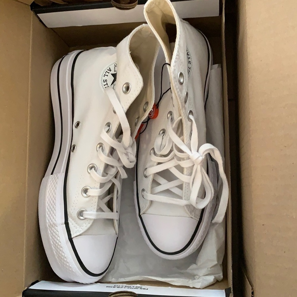BRAND NEW SIZE 8 HIGH TOP PLATFORM WHITE CONVERSE WITH TAGS
